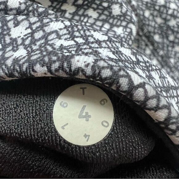 Lululemon Hit It 7/8 Tight 25" Frozen Fizz White Black / Black Size 4 - Picture 14 of 15